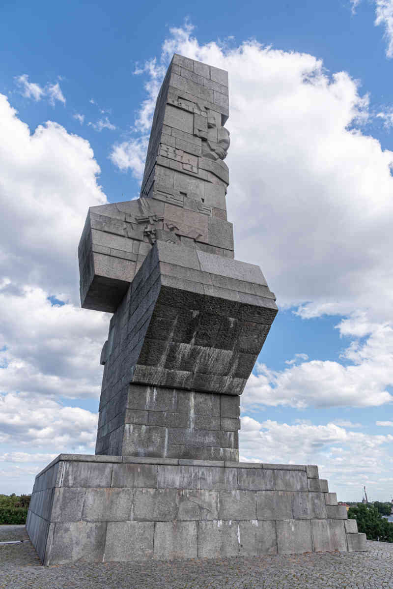 Polonia - Gdansk 178  - Westerplatte - monumento al Heroísmo del Ejercito Polaco.jpg